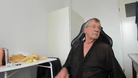 Snapshot of 200gentleman chatting on October 21, 12:41 pm Henk online show from October 21, 12:41 pm