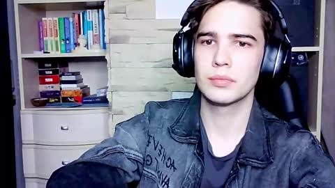 _crise_next_door_ online show from October 9, 4:56 pm