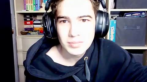 _crise_next_door_ online show from October 4, 3:17 pm