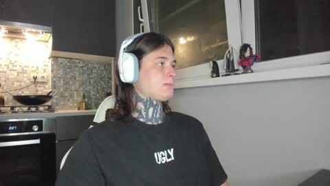 _torfin_ online show from February 20, 6:02 pm