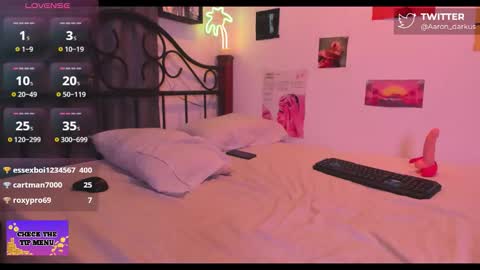 Snapshot of aaron_darkus chatting on October 12, 1:32 am Aaron online show from October 12, 1:32 am