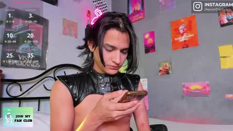 Snapshot of aaron_darkus chatting on January 24, 12:41 pm Aaron online show from January 24, 12:41 pm