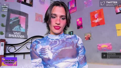 Snapshot of aaron_darkus chatting on December 16, 12:27 pm Aaron online show from December 16, 12:27 pm