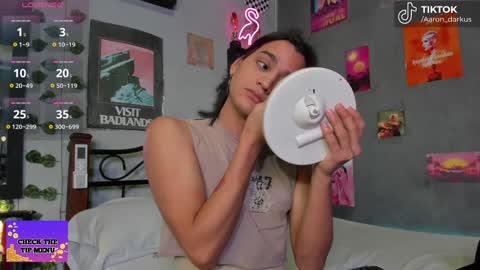 Snapshot of aaron_darkus chatting on January 21, 1:07 pm Aaron online show from January 21, 1:07 pm