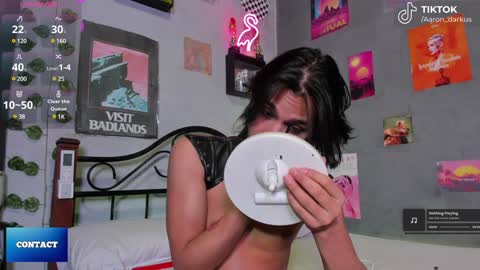 Snapshot of aaron_darkus chatting on December 13, 3:27 am Aaron online show from December 13, 3:27 am