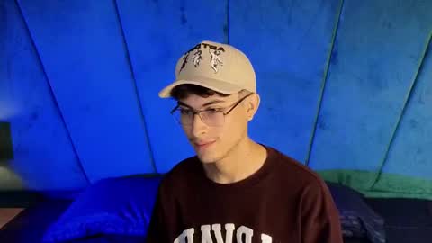 Snapshot of aaron_eze chatting on September 30, 9:51 pm Aaron Ezequiel online show from September 30, 9:51 pm
