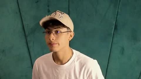 Snapshot of aaron_eze chatting on October 11, 11:53 pm Aaron Ezequiel online show from October 11, 11:53 pm