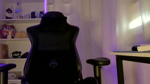 Aaron  online show from February 17, 8:15 pm