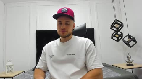 Adrein Roche online show from November 10, 1:43 am