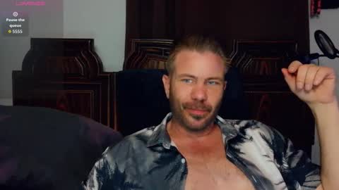Blue Eyed Handsome Man online show from March 29, 1:39 am