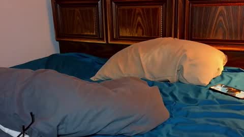 Blue Eyed Handsome Man online show from March 13, 2:19 am