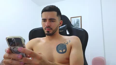 Snapshot of alejandroo_7 chatting on January 3, 11:12 pm alejandroo_7 online show from January 3, 11:12 pm