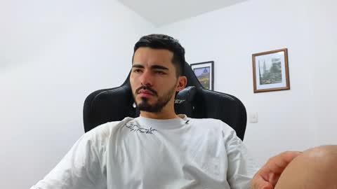 Snapshot of alejandroo_7 chatting on December 25, 11:53 pm alejandroo_7 online show from December 25, 11:53 pm
