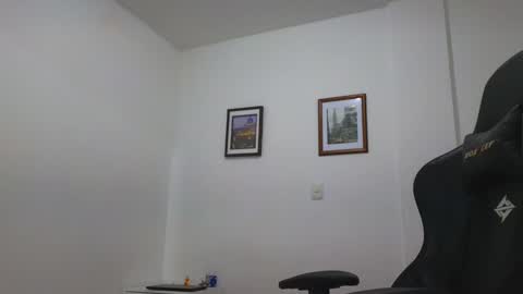 Snapshot of alejandroo_7 chatting on December 21, 1:04 am alejandroo_7 online show from December 21, 1:04 am