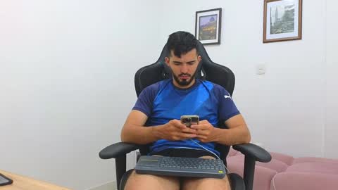 Snapshot of alejandroo_7 chatting on January 31, 8:01 pm alejandroo_7 online show from January 31, 8:01 pm
