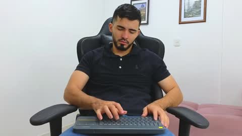 Snapshot of alejandroo_7 chatting on January 25, 11:43 pm alejandroo_7 online show from January 25, 11:43 pm