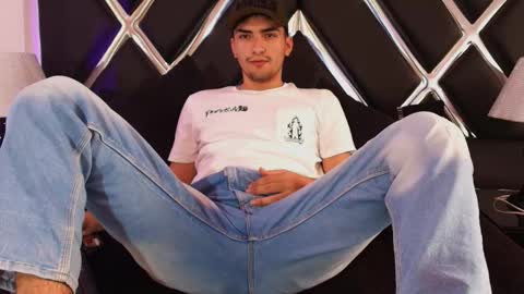 Snapshot of alekruizx chatting on October 20, 8:57 pm Alek online show from October 20, 8:57 pm