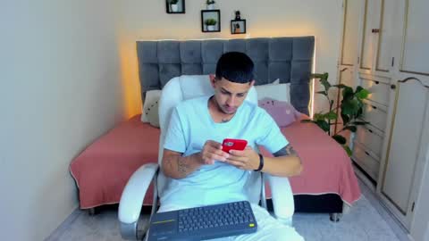 Snapshot of alex_cute77 chatting on January 14, 12:14 pm alex online show from January 14, 12:14 pm