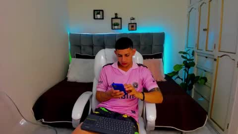 Snapshot of alex_cute77 chatting on January 23, 12:09 pm alex online show from January 23, 12:09 pm