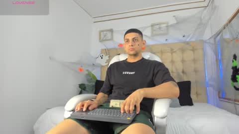 Snapshot of alex_cute77 chatting on October 16, 12:35 pm alex online show from October 16, 12:35 pm