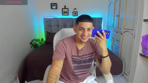 Snapshot of alex_cute77 chatting on February 12, 12:12 pm alex online show from February 12, 12:12 pm