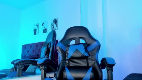 alexxus_smith online show from April 19, 6:54 pm