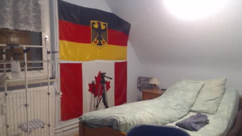 Snapshot of andre124231 chatting on December 7, 9:33 pm Andre online show from December 7, 9:33 pm