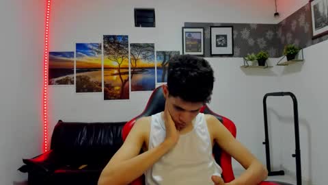 andrew_2811 online show from December 2, 5:54 am