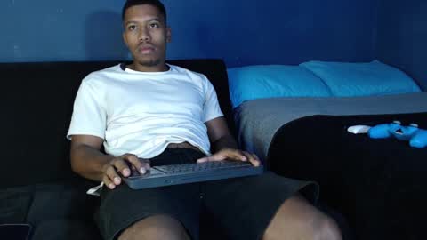 Snapshot of andrew_hoult chatting on February 9, 3:32 am Andrew online show from February 9, 3:32 am