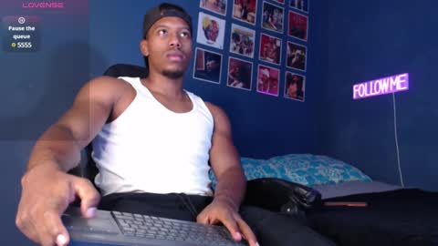 Snapshot of andrew_hoult chatting on December 6, 2:13 am Andrew online show from December 6, 2:13 am