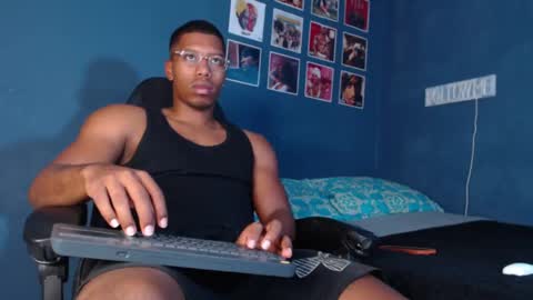 Snapshot of andrew_hoult chatting on December 19, 9:17 pm Andrew online show from December 19, 9:17 pm