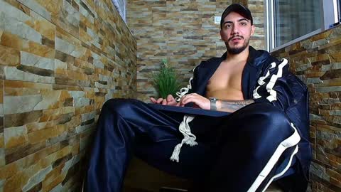 Snapshot of andrewbanner chatting on January 4, 4:23 am MasterRomania online show from January 4, 4:23 am