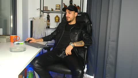 Snapshot of andrewbanner chatting on February 10, 6:31 am MasterRomania online show from February 10, 6:31 am