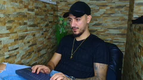 Snapshot of andrewbanner chatting on December 19, 5:07 am MasterRomania online show from December 19, 5:07 am