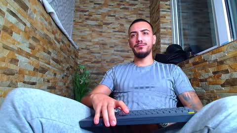Snapshot of andrewbanner chatting on December 18, 4:31 am MasterRomania online show from December 18, 4:31 am