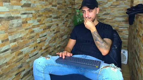 Snapshot of andrewbanner chatting on December 17, 4:45 am MasterRomania online show from December 17, 4:45 am