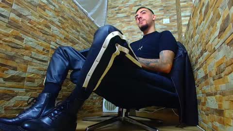 Snapshot of andrewbanner chatting on January 18, 4:52 am MasterRomania online show from January 18, 4:52 am