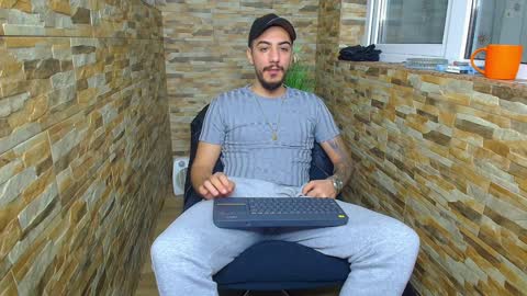 Snapshot of andrewbanner chatting on January 14, 5:08 am MasterRomania online show from January 14, 5:08 am