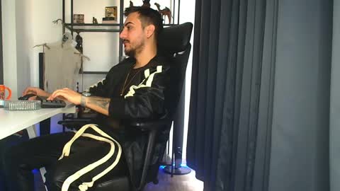 Snapshot of andrewbanner chatting on March 12, 7:02 am MasterRomania online show from March 12, 7:02 am