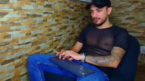 Snapshot of andrewbanner chatting on January 8, 4:23 am MasterRomania online show from January 8, 4:23 am