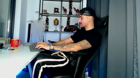 Snapshot of andrewbanner chatting on February 4, 6:04 am MasterRomania online show from February 4, 6:04 am
