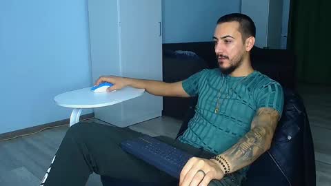 Snapshot of andrewbanner chatting on October 13, 6:08 am MasterRomania online show from October 13, 6:08 am