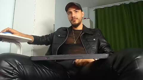 Snapshot of andrewbanner chatting on October 6, 4:39 am MasterRomania online show from October 6, 4:39 am