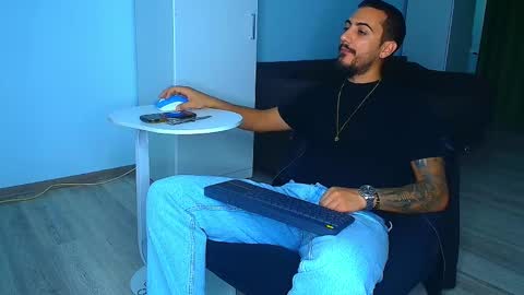 Snapshot of andrewbanner chatting on September 25, 8:13 am MasterRomania online show from September 25, 8:13 am