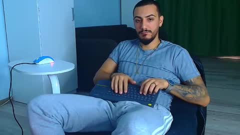 Snapshot of andrewbanner chatting on October 10, 7:24 am MasterRomania online show from October 10, 7:24 am