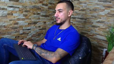 Snapshot of andrewbanner chatting on December 15, 4:40 am MasterRomania online show from December 15, 4:40 am