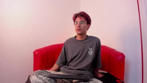 andy_dluxe online show from May 11, 11:56 am