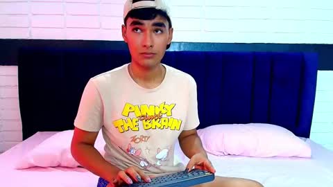 Snapshot of angelduzzzt chatting on October 17, 2:43 pm AngelduzZzt online show from October 17, 2:43 pm