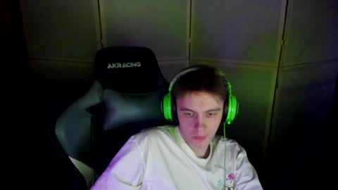 Snapshot of aron_neall chatting on February 26, 4:14 am biggest penis online show from February 26, 4:14 am