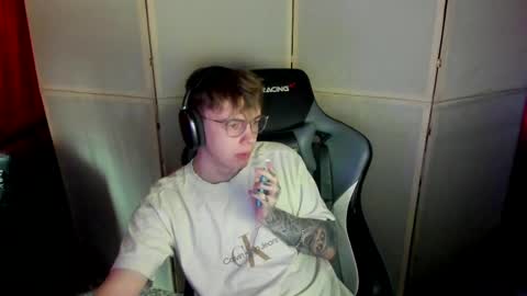 Snapshot of aron_neall chatting on March 12, 10:59 am biggest penis online show from March 12, 10:59 am